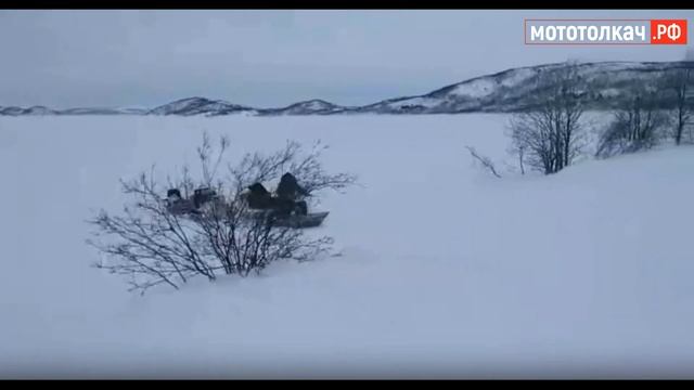 Мототолкач Ураган везет снегоход Буран. Кольский полуостров. смотреть онлайн