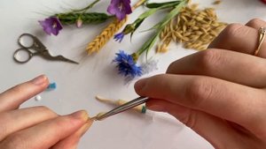 Процесс лепки зернышек пшеницы из холодного фарфора