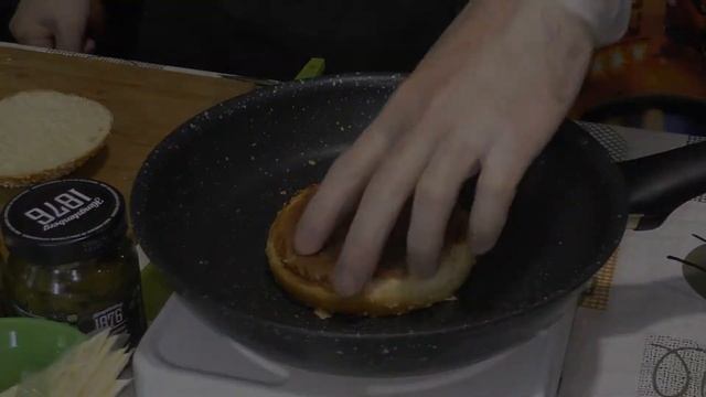 Рецепт: Чизбургер с булочкой собственного приготовления с кунжутом.
