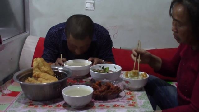 【ENG SUB】女兒買回啥了？大黑直誇媳婦指揮的好！臘肉炒土豆絲，太好吃了【泥土大黑】