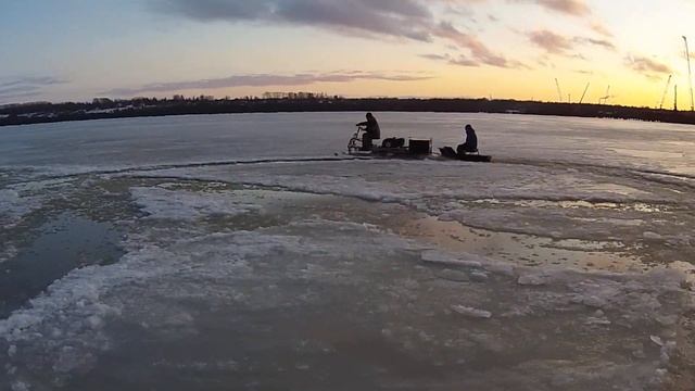 Мотобуксировщик Ураган Тайга с лыжным модулем в наледи, крутой дрифт смотреть онлайн