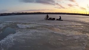 Мотобуксировщик Ураган Тайга с лыжным модулем в наледи, крутой дрифт