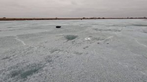 Неугомонные девчонки рыбачат по последнему льду.