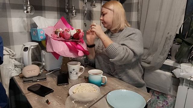 Пробуем клубничный букет 😍 едим пиццу доедаем холодец ☺️
