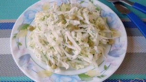 Салат из пекинской капусты с дайконом и горошком