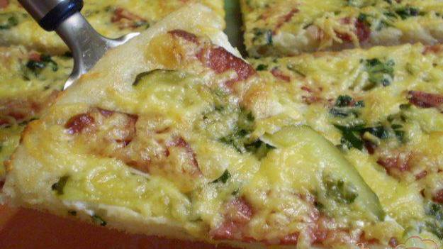 Пицца с копченой колбасой, огурцами и сыром