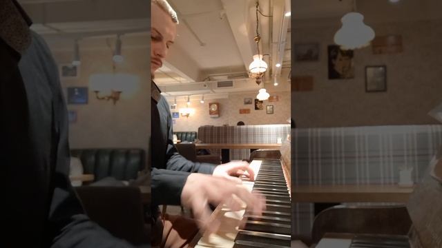 Interstellar by Hanz Zimmer #piano #cafe