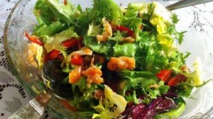 Салат из овощей с копченым лососем
