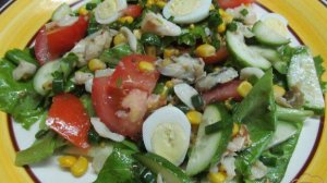 Салат из свежих овощей с жареной рыбой и кукурузой