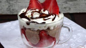 Клубничный десерт со сливками и шоколадом