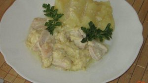 Куриная грудка тушеная в сливочно-сырном соусе