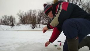 Зимняя Рыбалка На севере. Чуть не замёрзли! Ловля сороги на удочку с Поплавком и Кивком!