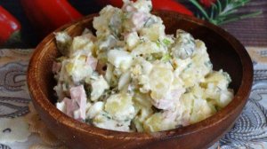 Оливье с колбасой и куриной грудкой