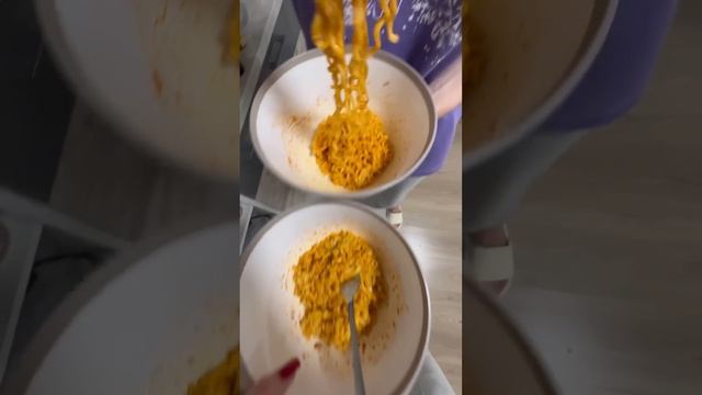 Пробуем лапшу бульдак! ТГ: ВЕЧНО ПАНИКУЮЩАЯ ДАМА!! смотреть онлайн