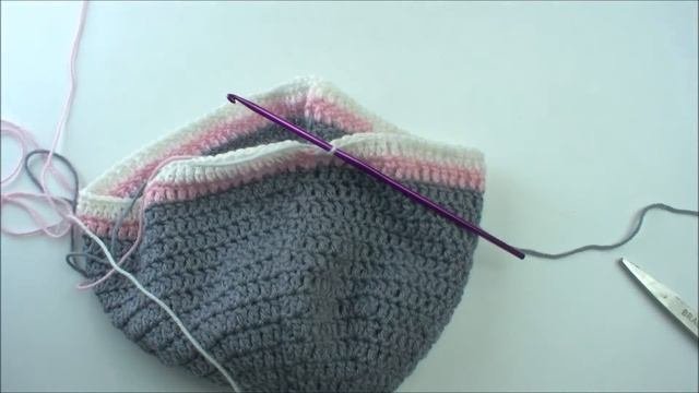 Вязанная шапочка для девочки крючком