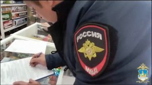 Полицейские проводят проверку торговых точек, реализующих пиротехнические изделия.