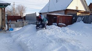 Лепим пельмешки.Дочка печет пиццу.