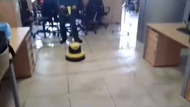Миття підлоги роторною машиною