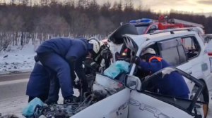 На видео попали последствия лобовой аварии Toyota Land Cruiser и грузовика на Колыме