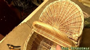 Привязка крышек у двухкрышечной корзины из лозы
