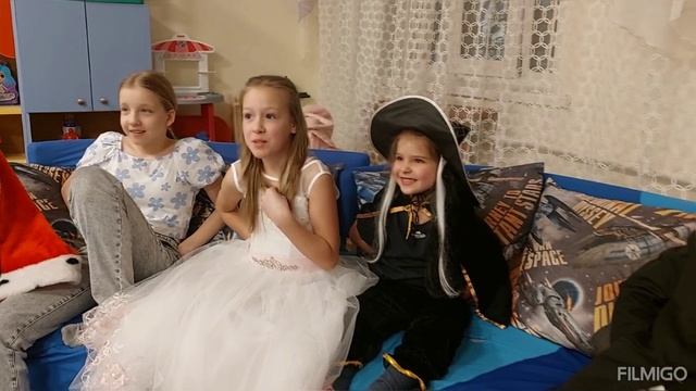 С Новым годом от стационарного отделения для несовершеннолетних смотреть онлайн