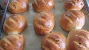 Сдобные булочки с изюмом