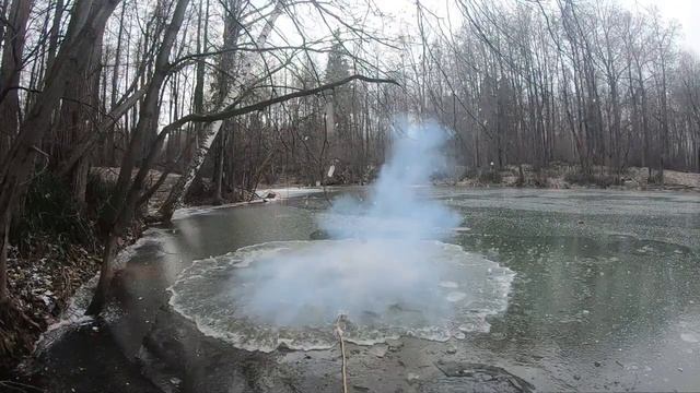 ПОДРЫВ ЛЬДА МОЩНЫМИ ПЕТАРДАМИ ✅ МОЩНАЯ ПЕТАРДА + ЛЁД ВЗРЫВ ПЕТАРД смотреть онлайн