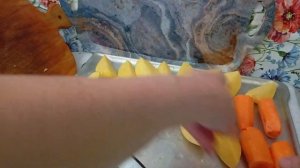 ДРУЗЬЯ ЗАПЕКАЮ КАРТОШКУ И 🥕 МОРКОВЬ В ДУХОВКЕ