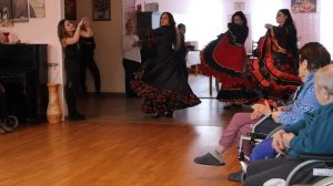 Цыганские танцы "Мохнатый шмель". Танцевальный коллектив "Экспромт" в доме престарелых Кикерино.