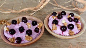 Творожный десерт с черной смородиной медом и орехами