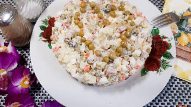 Оливье с копченой колбасой