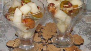 Фруктовый салат из дыни и белой сливы