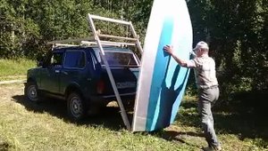 Погрузка лодки на крышу авто.
