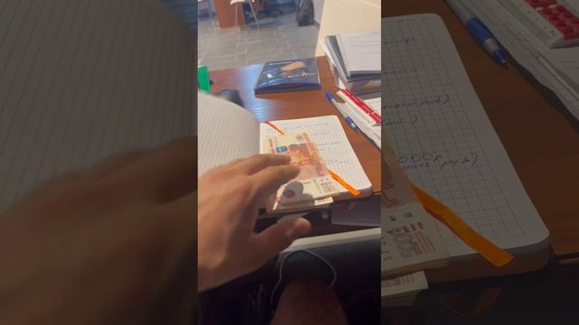 У нас на работе четкое распределение труда. Одни работают, другие зарабатывают. Работа мечты. Орел