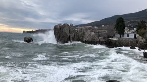 По Крыму пешком. Шторм в Чеховской бухте Гурзуфа и вечерняя Ялта
