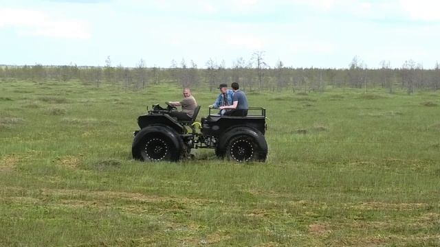 Соревнование вездеходов в сыром ковровом болоте. Сравнение переломок на ТРЭКОЛах и обдирышах КРАЗ. смотреть онлайн