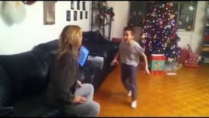 Школьник психует из-за подарка