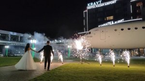 Холодные фонтаны на свадьбе - яркий и недорогой спецэффект.