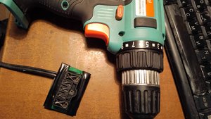 Включение шуруповерта от внешнего источника. Работает.