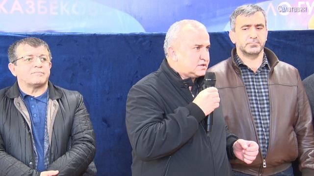 Глава МР "Казбековский район" Гаджимурад Мусаев на турнире по волейболу в с.Гуни