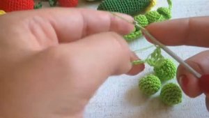 Вяжем горошек крючком. Зелёный горошек крючком. Овощи крючком