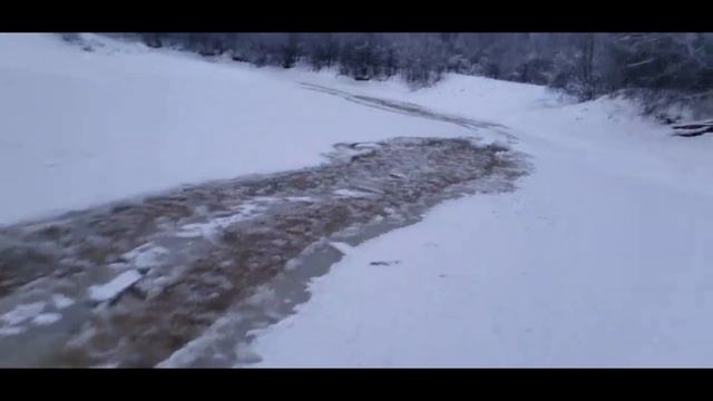 Вездеход по тонкому гладкому льду с промоинами Легкая переломка выходит на лёд. Ураган Дикарь смотреть онлайн