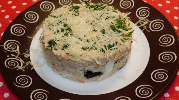 Мясной салат с черносливом