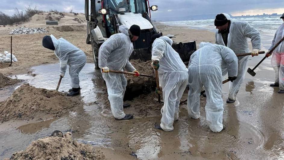 Волонтеры со всей России приезжают очищают от мазута побережья Кубани и Крыма