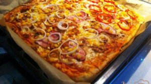 Пицца с тунцом и кукурузой.
