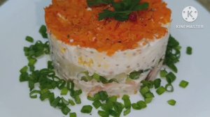 Салат с жареной горбушей.