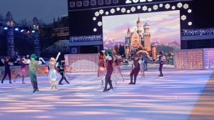Ледовое шоу" Лебединое озеро" на Площади Революции.