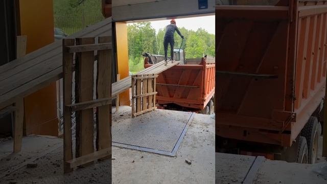 Индусская смекалка. Смекалка есть не только у Русских. . Лайфхак. Как грузить камаз.