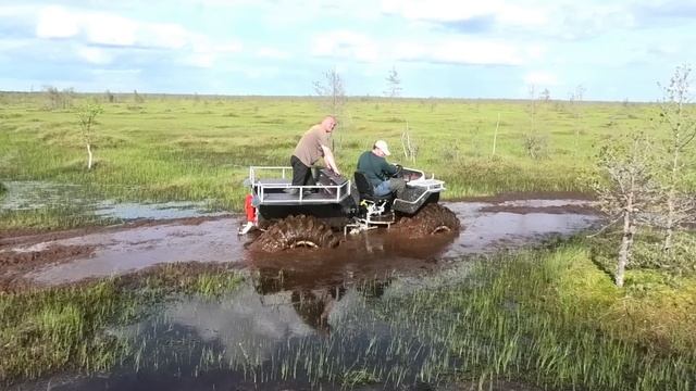 Тест легких вездеходов на разных шинах в торфяных ямах и болотных окнах. Среднемоторный пневмоход. смотреть онлайн