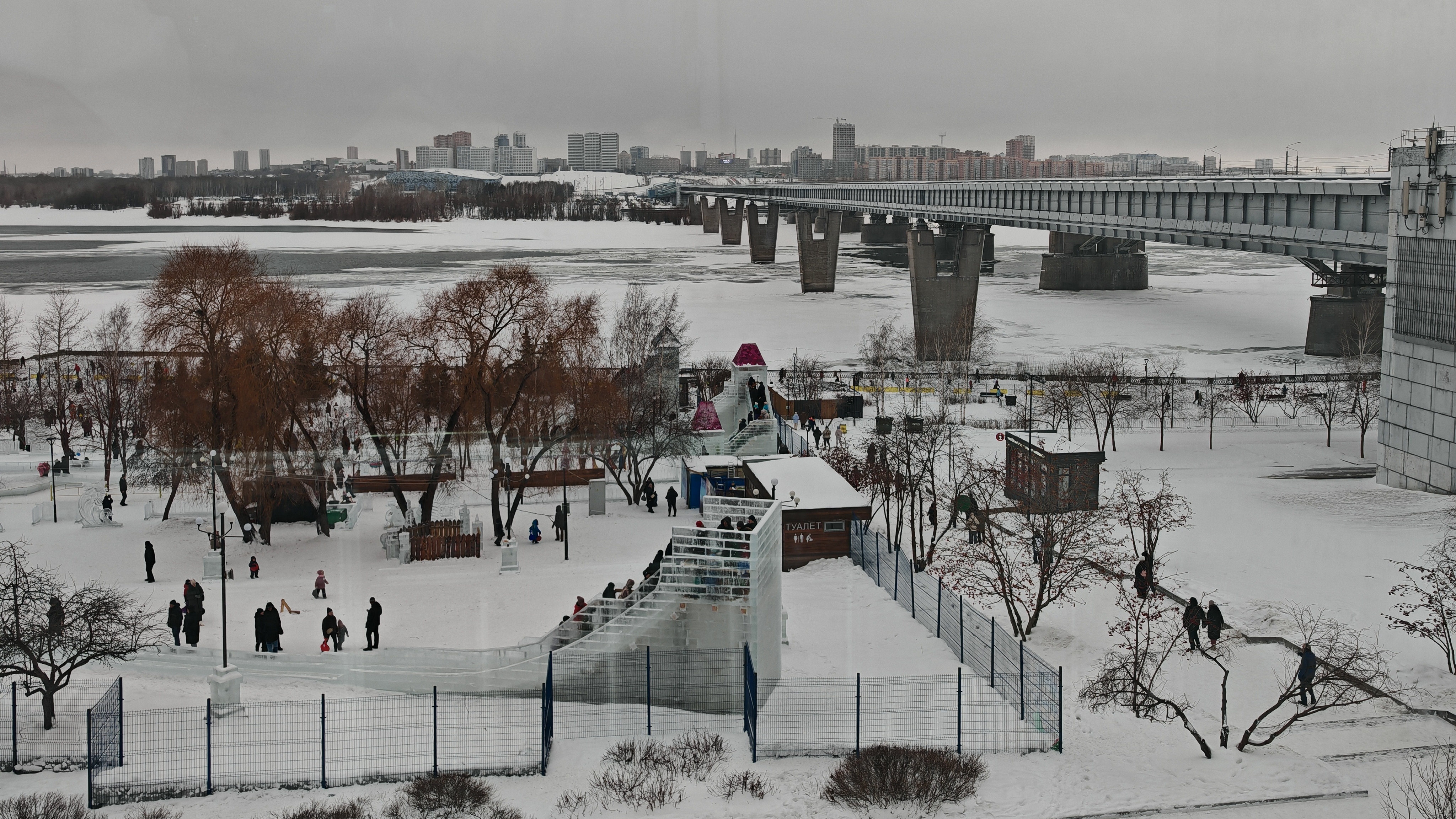 Новосибирск, Михайловская набережная. 04.01.2025. На набережной есть все четыре удовольствия 🏖️ wel